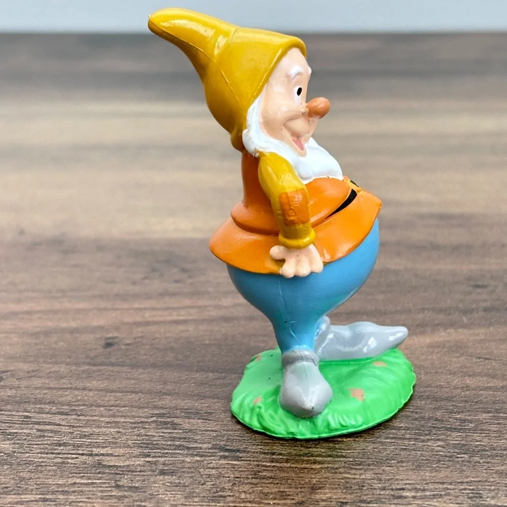Disney Snow White & 7 Dwarves HAPPY  PVC Toy Figure hands on hips Cake Topper